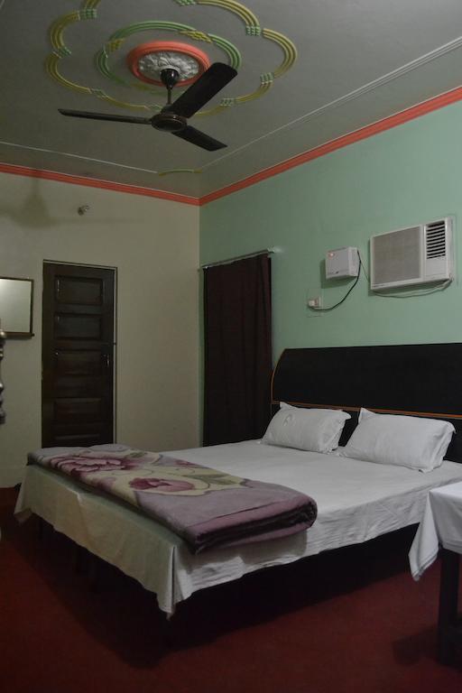 Hotel Sandeep Benares Kamer foto