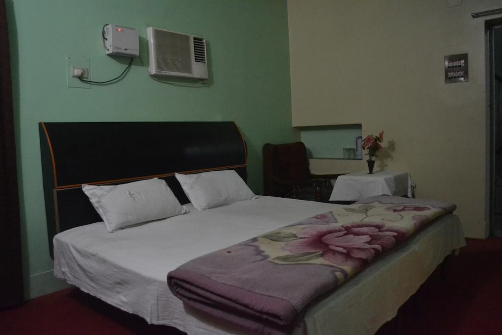Hotel Sandeep Benares Kamer foto